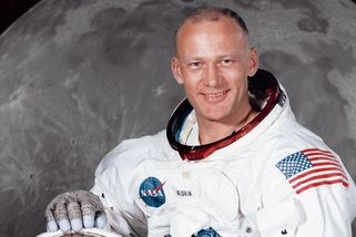 Malý krok pro lidstvo, velká úleva pro astronauta. Buzz Aldrin jako první vykonal potřebu na Měsíci - Médium.cz